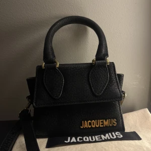 Jacquemus väska svart - Svart liten Jacquemus väska köpt från Nathalie Schuterman i sammet (gammal modell). Dustbag samt kartong tillkommer, dock inget kvitto eftersom det var en present, därav priset.