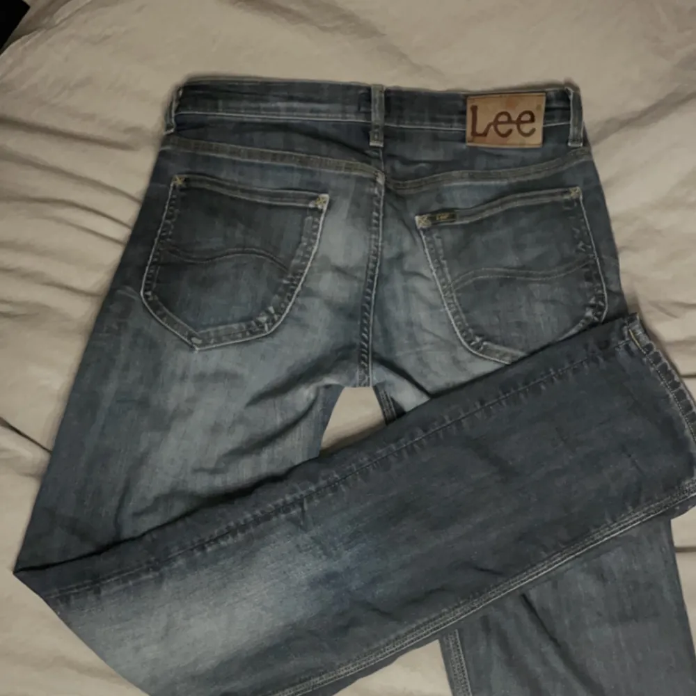 Lågmidjade jeans i rak modell, släjs då de är försmå. Det är mammas gammla och finns två st i samma modell och storlek. Passar längdmässigt mig som är 170cm (väldigt bra skick). Jeans & Byxor.