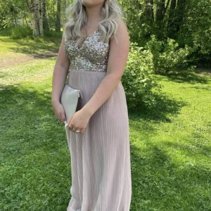 Balklänning  - Säljer min SÅ fina balklänning. Använd 1 gång. Inget slit eller defekter. Storleken XS/32. Från märket MAYA DELUXE. Skriv för svar på funderingar💓💓💓