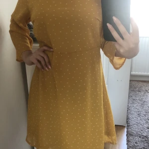 Gul klänning  - Gul klänning med små vita hjärtan.  Storlek 34  Märke: Jacqueline de Yong, köpt från Nelly.se Använd 1 gång, nyskick. 