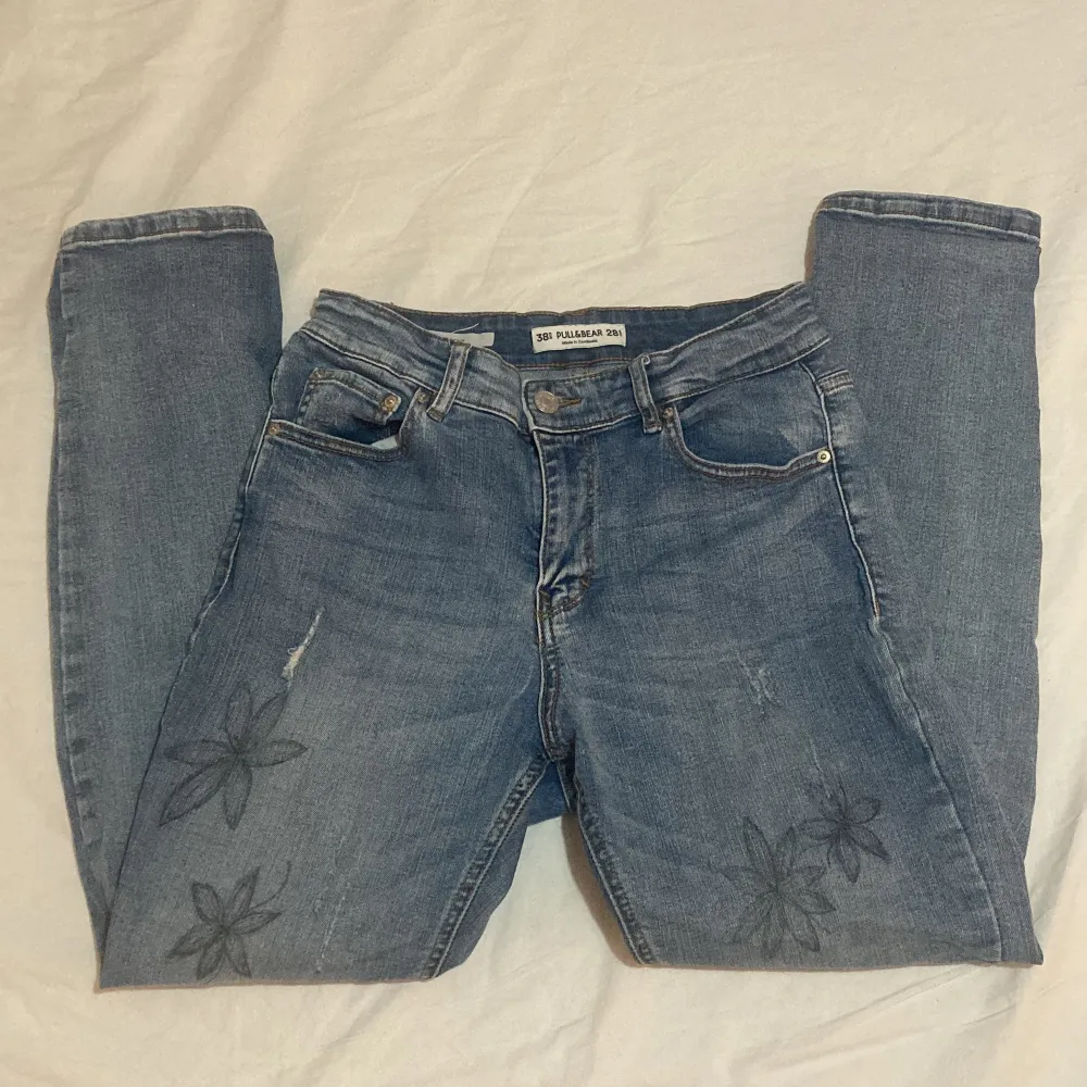 Skinny jeans från Pull&Bear storlek 38. Använda en hel del men fortfarande i bra skick. De är ritade på med textilpenna, därför sänker jag priset. Jeans & Byxor.