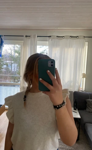 Tröja - En super fin stickad tröja i storlek XL men är väldigt liten för sin storlek och passar mig som har S/XS super bra