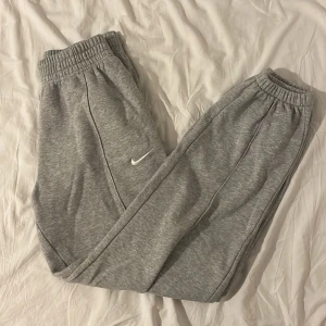 Nike mjukisbyxor  - Nike mjukisbyxor i storlek S💖