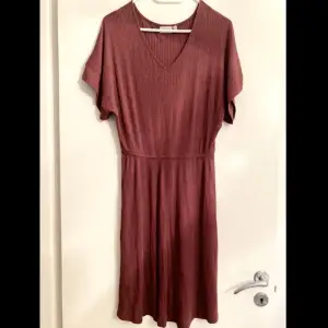 Vinröd klänning i fint skick.