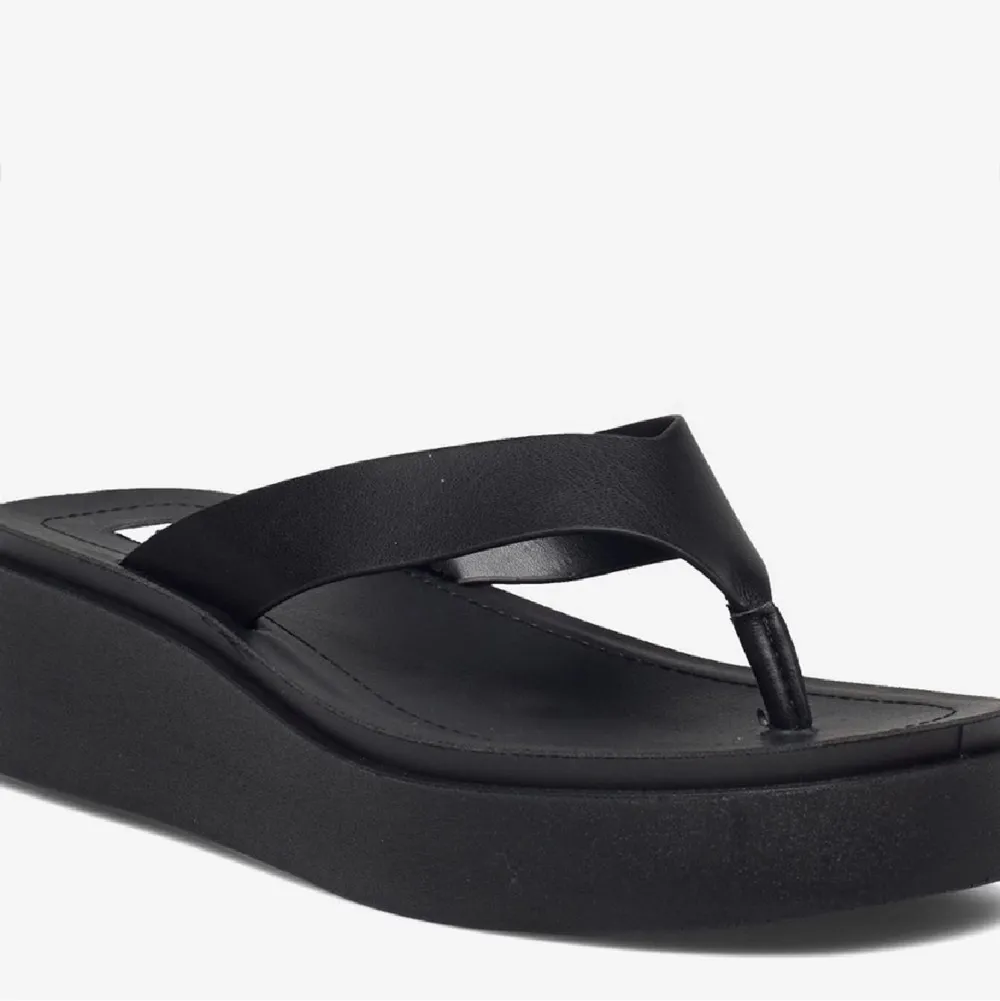 Ett par super fina platåsandaler från Steve madden i strlk 36 men skulle även passa 37! Köptes för 799kr. Nyskick ! (Står inte för frakten). Skor.