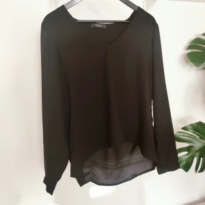 Tunn satinblus - Satintopp i klassisk kontorsmodell från Vila.