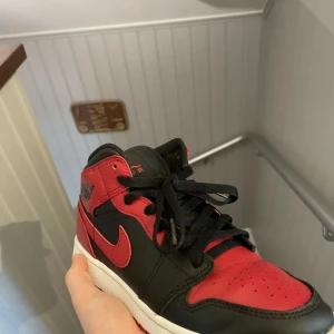 Jordan 1 Mid banned Storlek 36,5 - Använd Cirka 10 gånger fick skorna i present och hade ingen användning av dem, har nu vuxit ur dem och de kommer inte till användning. Priset kan diskuteras 