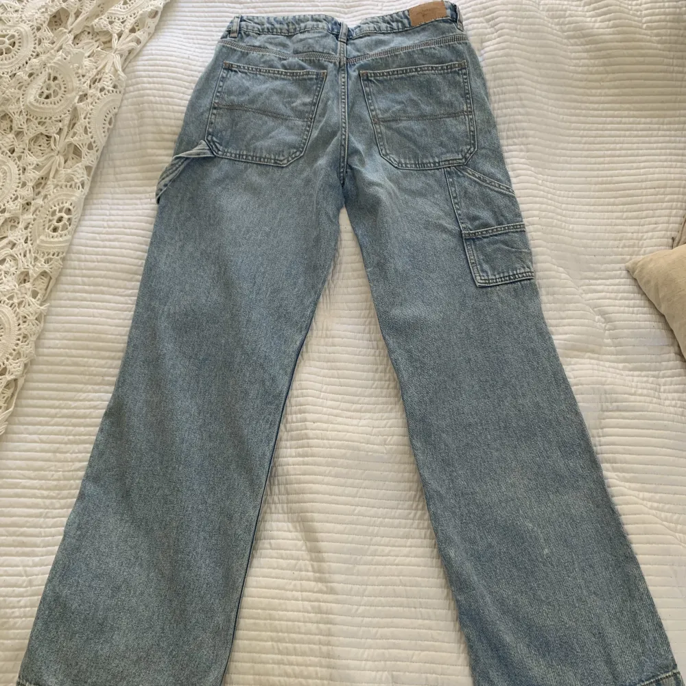 Cool modell slut i storlek 38 hos Gina. Se beskrivning https://www.ginatricot.com/se/klader/jeans/loose/jeans-187755150 Använda endast en gång och tvättade nu inför försäljning. Fel storlek för mig så jag köpte ett par nya och säljer de här. . Jeans & Byxor.