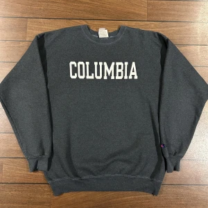 Champion Columbia sweatshirt  - Snygg vintage sweatshirt i storlek L! Bara att skriva om du undrar över något🙏