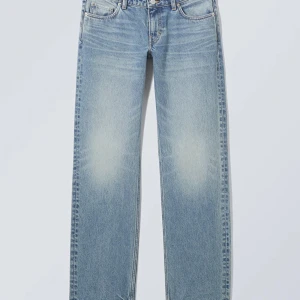 Arrow jeans - Nyskick, endast använda tre gånger. Färg: seventeen blue. sitter jättefint lågmidjat men är tyvärr för tajta för mig i midjan. Buda privat eller köp direkt för 450kr! Nypris 599