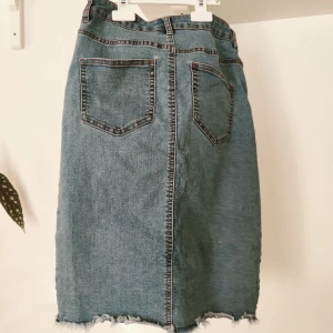 Fin pennkjol - Pennkjol i mjuk, stretchig denim. Lite högre i midjan.