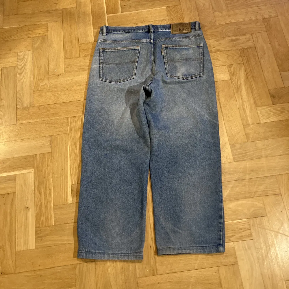 Snygga zone jeans i en najs wash. Är använda fast i väldigt bra skick. Har snygga klippning detaljer vid fickorna. . Jeans & Byxor.