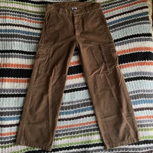 District 46 corduroy cargo byxor - Fett chill baggy cargobyxor i corduroy från district 46 :) knappt använda, inga defekter! Riktigt kap!! <3