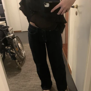 Mörkblåa jeans - Skitsnygga slutsålda jeans från vero moda!!!! Jättefin passform med snygg wash men behöver pengarna ;(