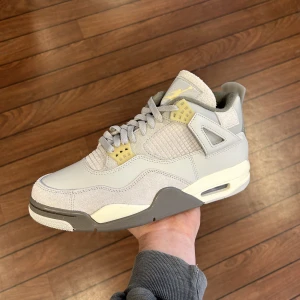 Jordan 4 Craft Photon dust - Snygga Jordan 4or i en fin grå färg med lite suede👀  Storlekar som finns inne 38 43 44 44,5 45! Bara att skriva om du undrar över något🙏 Såklart 100% äkta och kvitto finns med🧦