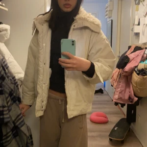 Vinterjacka - super snygg vinterjacka från weekday med päls krage super varm och SNYGG sitter fint på kroppen