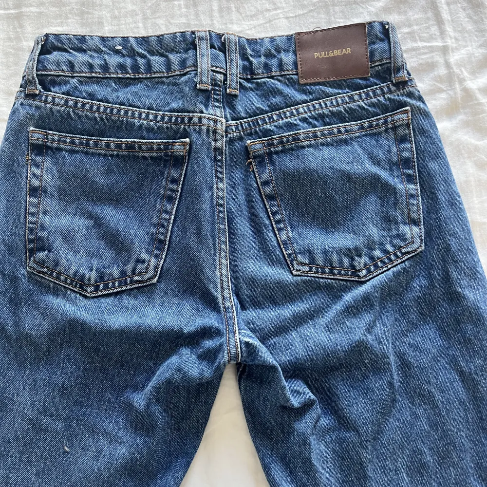 Low waist straight jeans från pull and bear i väldigt bra skick, använda ca 3/4 ggr i strl 32, säker då de inte kommer till användning . Jeans & Byxor.