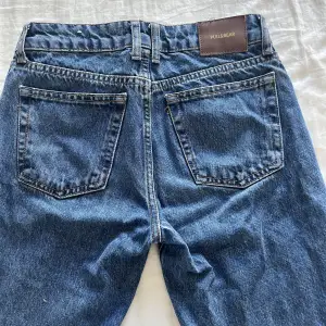 Low waist straight jeans från pull and bear i väldigt bra skick, använda ca 3/4 ggr i strl 32, säker då de inte kommer till användning 