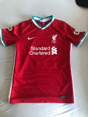 Liverpool t shirt lfc - Säljer denna då den blivit för liten jätte fin t shirt till sommaren speciell