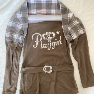 2000s långärmad tröja - Långärmad tröja, liknar Playboy. Texten på framsidan är i ett ”holografisks” material så under ljus ser det regnbågigt ut! Sitter tight, strlk 12 kan vara barn strlk men skulle säga att den  motsvarar en XS