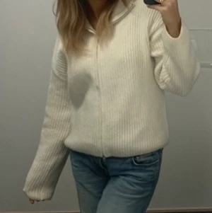 Tröja - Fin och super varm stickad tröja från bikbok💕köpt för 500kr