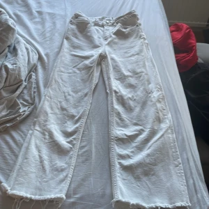 Stilrena vita jeans  - Vanliga vita jeans som jag säljer då de ej kommer till användning använt de några få tal gånger. Bara o skriva om ni är intresserade av fler bilder eller liknade frågor.