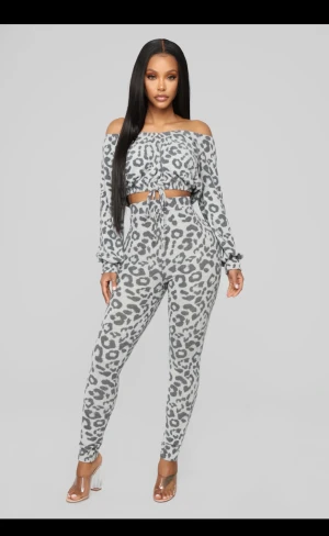 Set fashionnova - Set m topp o leggings Supermjukt tunt fleeceaktigt tyg i fint begagnat skick