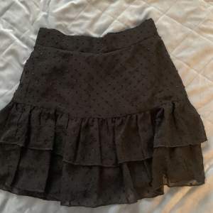 En svart kjol köpt från shein