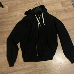 Vailent zip  - Säljer en Vailent ny zip hoodie i stolek s inga skador skön passar med all