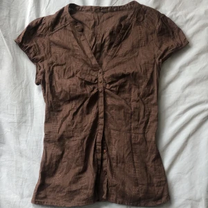 Brun skjorta/topp - Söt brun topp från okänt märke. Står ingen strl i men skulle gissa på xs-s!💕