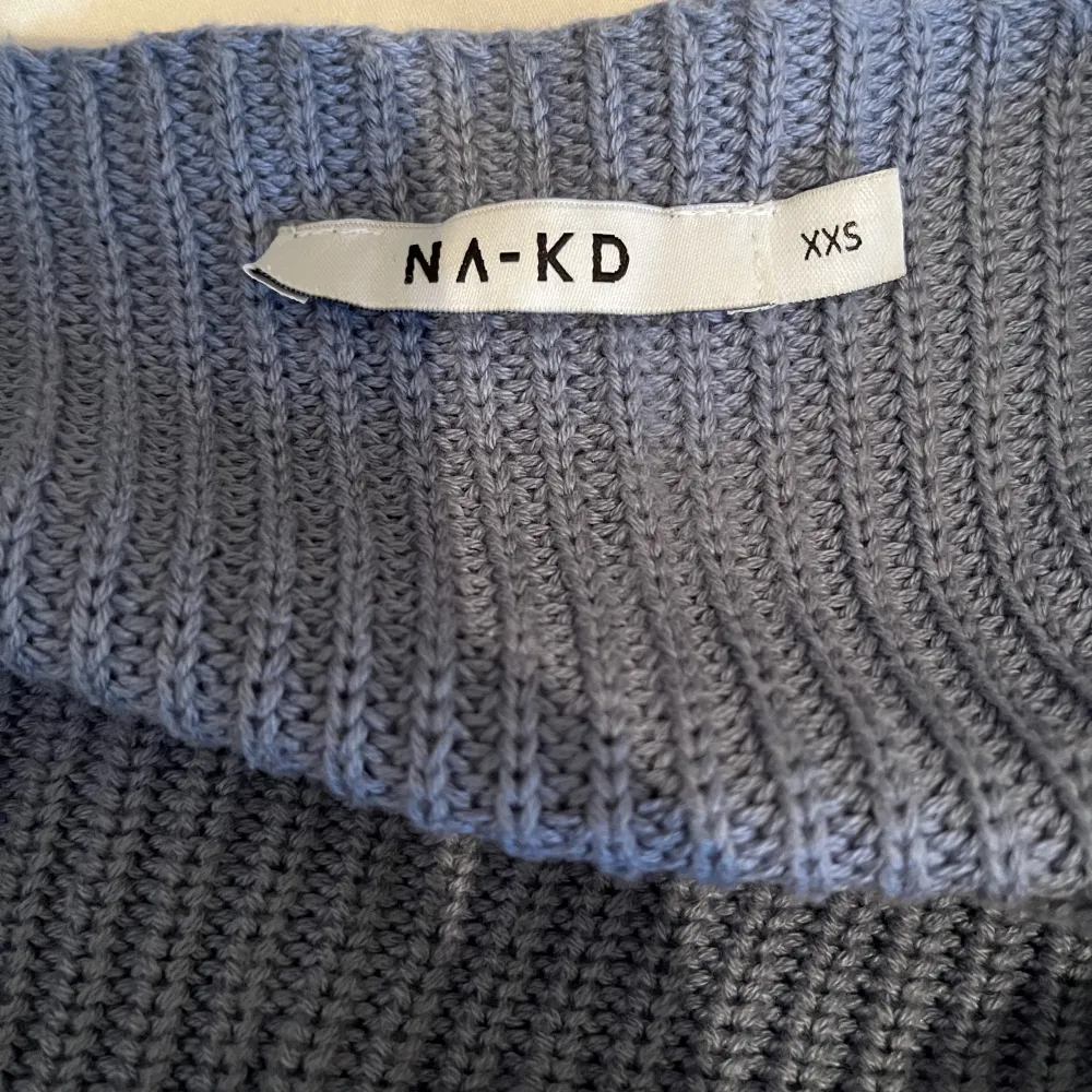 Jättefin blå stickad tröja med utsvängda armar från NA-KD.. Tröjor & Koftor.
