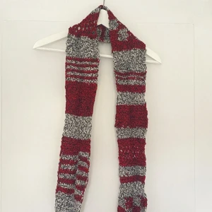 Myrornas krig-halsduk - Virkad halsduk i rött och vitt. Custommade. 