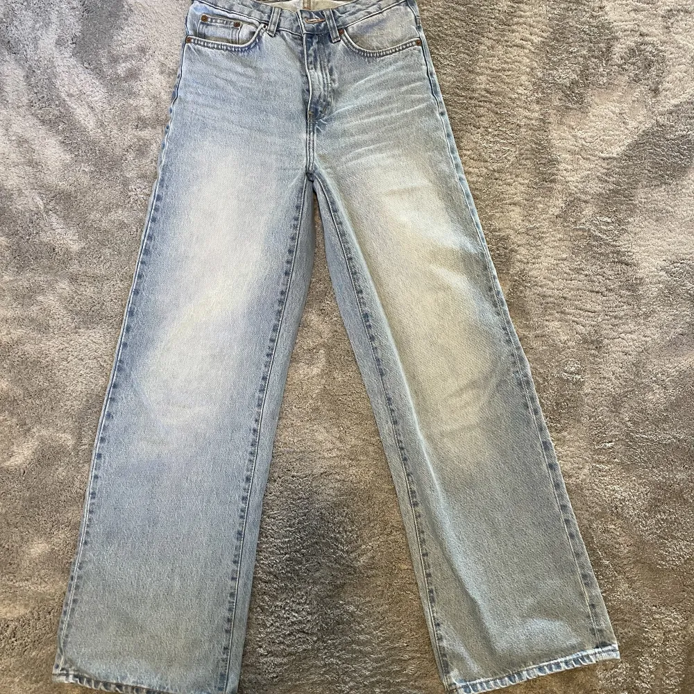 Priset är förhandlingsbart. Blåa ”boulevard” jeans från Lager 157. Storlek XS. Super snygga och sköna. Säljs för att de inte kommer till användning. Frakten betalar köparen själv.. Jeans & Byxor.