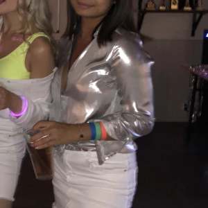 Silvrig skjorta - Supersnygg silvrig skjorta från HM premium. Strl 32 men passar 34 och 36 med beroende på hur man vill att den ska passa