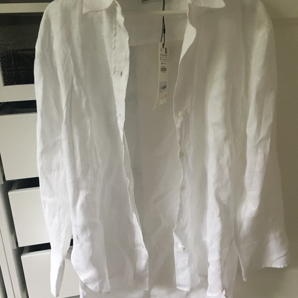 Säljer nu denna skjorta i linne från Zara då jag tyvärr missade returtiden… (aldrig använd, endast testad och alla lappar sitter kvar). Köpte dubbletter och denna var tyvärr lite för stor för mig! ☺️ köparen står för frakt. . Skjortor.