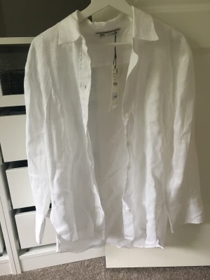 Linneskjorta - Säljer nu denna skjorta i linne från Zara då jag tyvärr missade returtiden… (aldrig använd, endast testad och alla lappar sitter kvar). Köpte dubbletter och denna var tyvärr lite för stor för mig! ☺️ köparen står för frakt. 