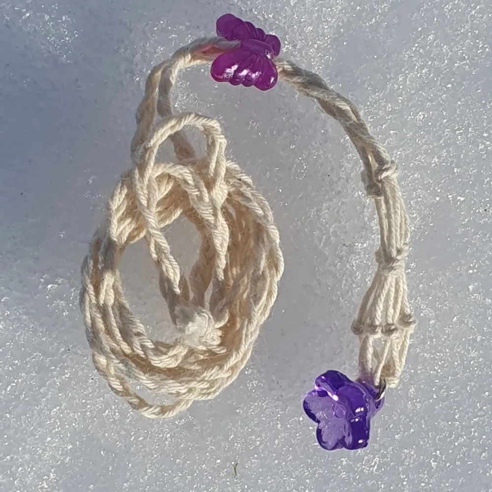 Ett halsband till kristaller med 2 olika berlocker båda lila. 45 kr och köparen står för frakten! KOMMER EJ MED KRISTALL!. Accessoarer.