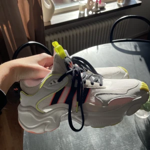Adidas Adiprene - Storlek 40 2/3. Använda ca 2 ggr. Säljes pga förstora. 