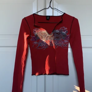 Crop top - Jättecool ribbad crop top från Urban outfitters i stl xs. Den har tyvärr blivit för liten så måste sälja den, jättefint skick. 150kr plus frakt💕