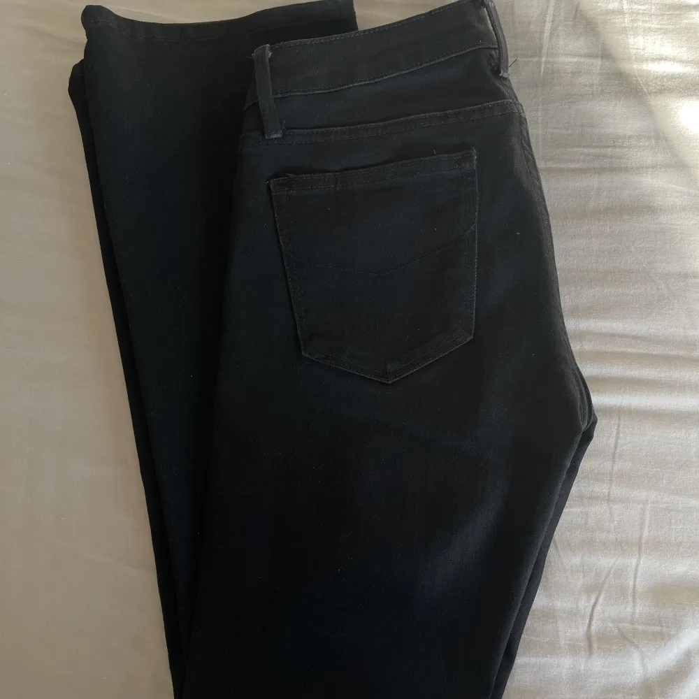 Svarta bootcut jeans från Crocker  Lågmidjade jeans  Storlek 28/33 Stretchiga I materialet Använt skick,  slitningar framgår på bild men inget som påverkar användningen   140 kr . Jeans & Byxor.