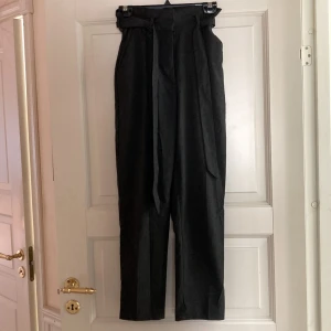 Gråa byxor  - Gråa byxor med dragkedja och två knappar upptill. Från H&M. Fint skick. Storlek 36. 40kr. 