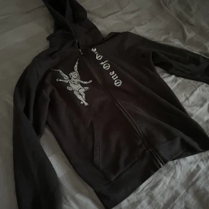 One Of One Hoodie - Säljer min limiterade One Of One, använd fåtal gånger Storlek XL