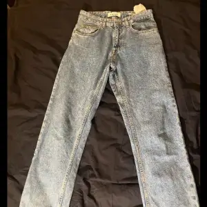 Säljer dessa jeans från pull&bear som är i väldigt bra skick, knappast använda. Byxorna är i storlek 36. Pris kan diskuteras och skriv till mig vid frågor eller fler bilder på byxorna.