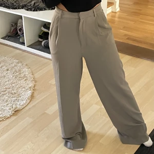 Kostymbyxor  - Kostymbyxor stl 38 i grå/mörkbeige, inhandlade för drygt ett år sedan. Sitter tyvärr inte som jag hade önskat, men skitsnygga! Passar dig som är en lång 36a skulle jag tro. För referens är jag 159 ;)  Kom med prisförslag, billigare vid snabb affär ;)