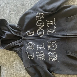 Rhinestone hoodie - Säljer då den är för liten. Använd fåtal gånger. 