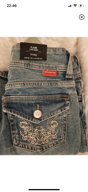 Low flared jeans  - Säljer mina väldigt populära jeans ifrån hm slutsålda så därför priset många andra på Plick säljer även för detta pris. Stolek 34 och inga skador eller så ❤️startar budgivning men säljer bara vid bra vinnande bud så om du vinner är det inte säkert köpa