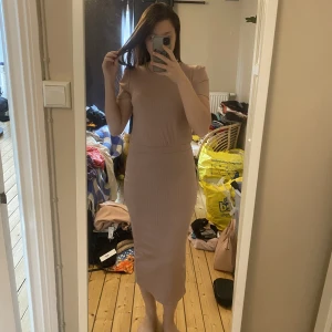 Ribbad klänning från Bubbleroom - Säljer denna fina klänningen från Bubbleroom. I fint skick. Ribbad. Storlek S. Slits baktill. Färgen är rosa. 95% polyester och 5% elastan.