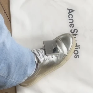 Sneakers från Acne studios i strl 37/38 - Sneakers från Acne Studios som har vissa tecken på användning men funkar utmärkt ändå. Köparen står för frakten & betalning sker via Swish. Hör av dig för fler bilder:)