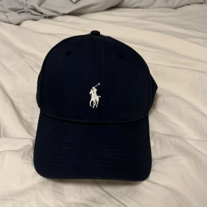 Ralph lauren keps  - Keps i nyskick, använd fåtal gånger. Väldigt skönt material.