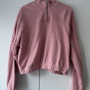 Levis tröja  - Rosa tröja från Levis. Säljer pga använder aldrig. Fint skick. Står storlek L i tröjan men passar S/M